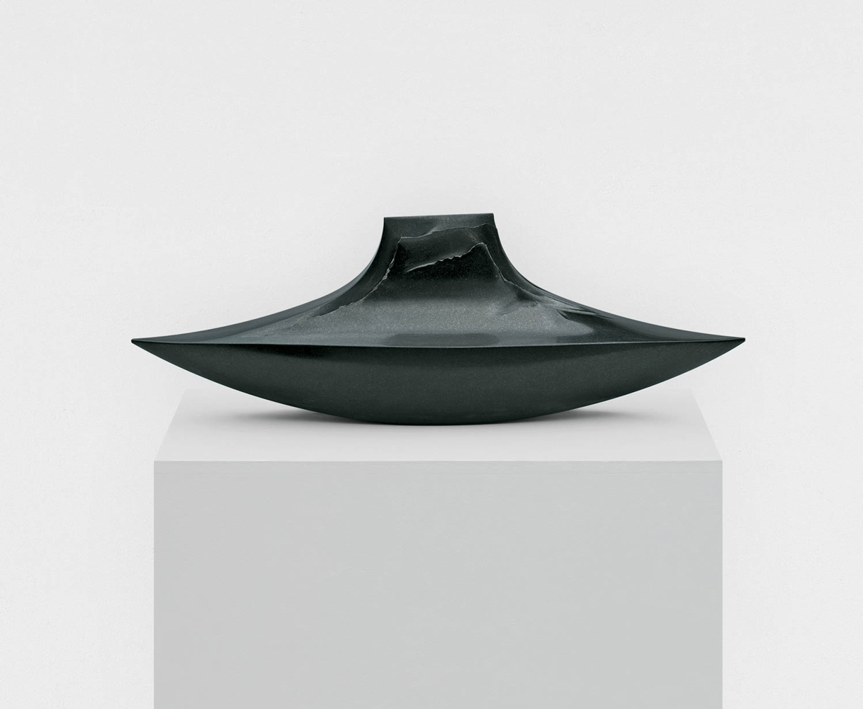 Barque sous la montagne, Granit d’Inde, 2010, 36 x 110 x 20 cm